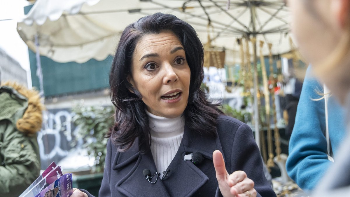 Municipales 2026 à Paris : mais qui est Sophia Chikirou ? Portrait de "la femme du chef", candidate LFI "qui ne baisse jamais les yeux"