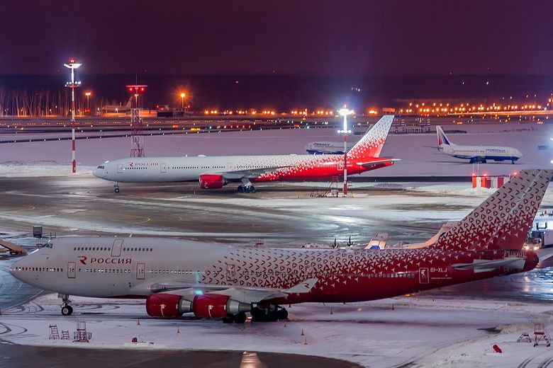 Au premier plan, un Boeing 747 de la compagnie russe Rossiya.