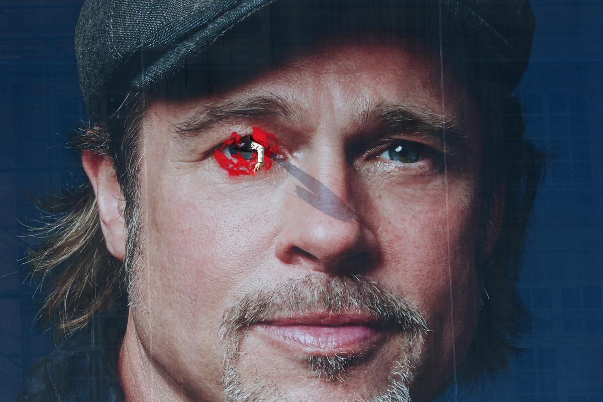 20 février 2020 : en marge d’une manifestation des gilets jaunes, Alexandre Mahfoudhi crève l’œil sur une photo de Brad Pitt utilisée pour une publicité en faveur de Boursorama, et peint le bord en rouge.