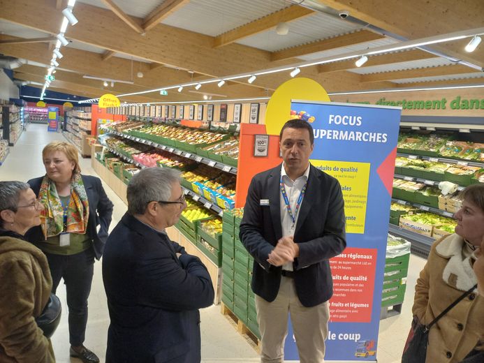 Ronan Bébin, directeur régional Lidl, présente le concept d’Univers frais en verticalité, ici fruits et légumes, à André Mandement, le maire de Muret.