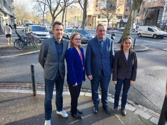 De g. à d : Maxime Le Texier, Isabelle Hardy, François Briançon et Hélène Cabanes boulevard Lascrosses.
