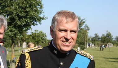 Affaire Epstein : photos à quatre pattes, échange de mails et rendez-vous à Buckingham… de nouvelles preuves accablent l’ex-prince Andrew