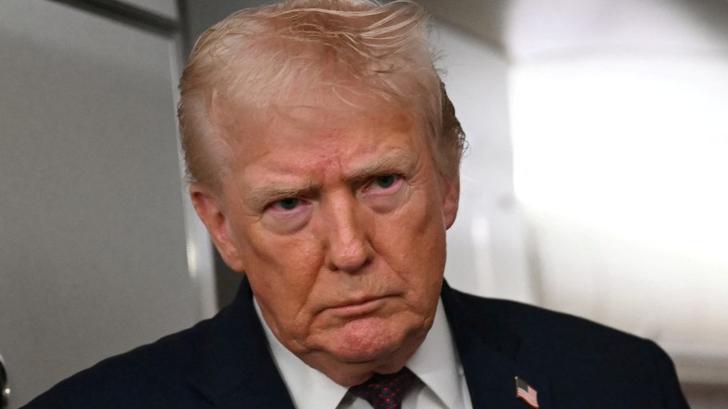 Le président américain Donald Trump s’adresse à la presse à bord d’Air Force One le 11 janvier 2026. 