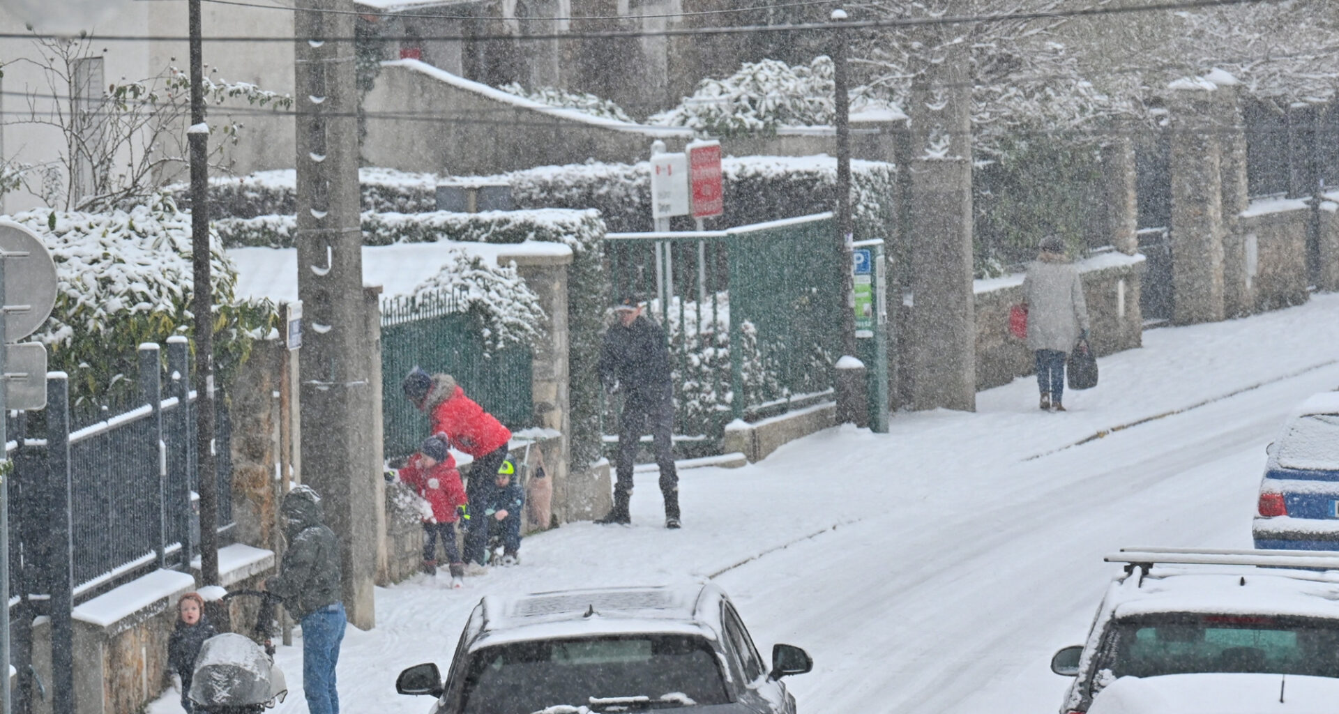 EN DIRECT - Neige-verglas : 26 départements placés en vigilance orange, embouteillages historiques en Île-de-France - RTL.fr