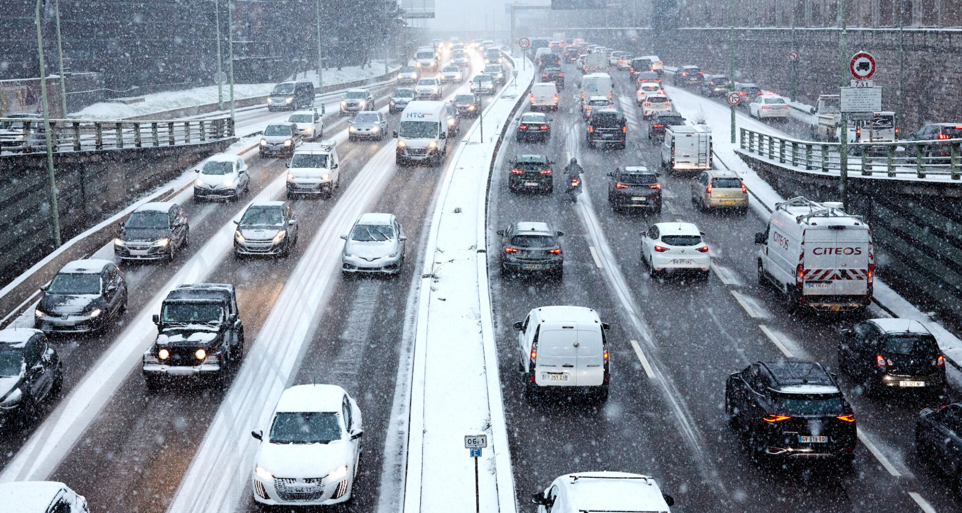 EN DIRECT - Neige et verglas : plus que 32 départements en vigilance orange, le nombre de kilomètres de bouchons diminue