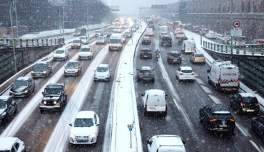EN DIRECT - Neige et verglas : plus que 32 départements en vigilance orange, le nombre de kilomètres de bouchons diminue