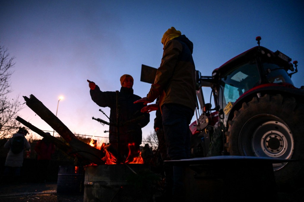 des tracteurs de la Coordination rurale sont entrés dans Paris, près de l'Arc de Triomphe