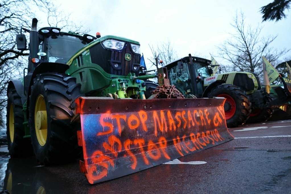 EN DIRECT - Colère agricole : le gouvernement "ne laissera pas faire" une action qu'il juge "inacceptable", une centaine de tracteurs à Paris