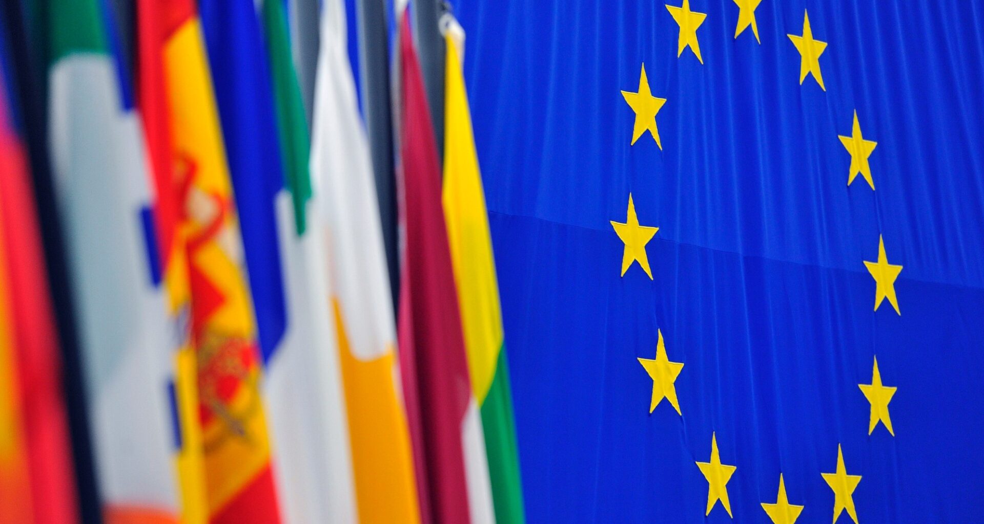 EN DIRECT - L'Union européenne riposte face à Donald Trump et gèle la ratification de l'accord commercial avec les États-Unis