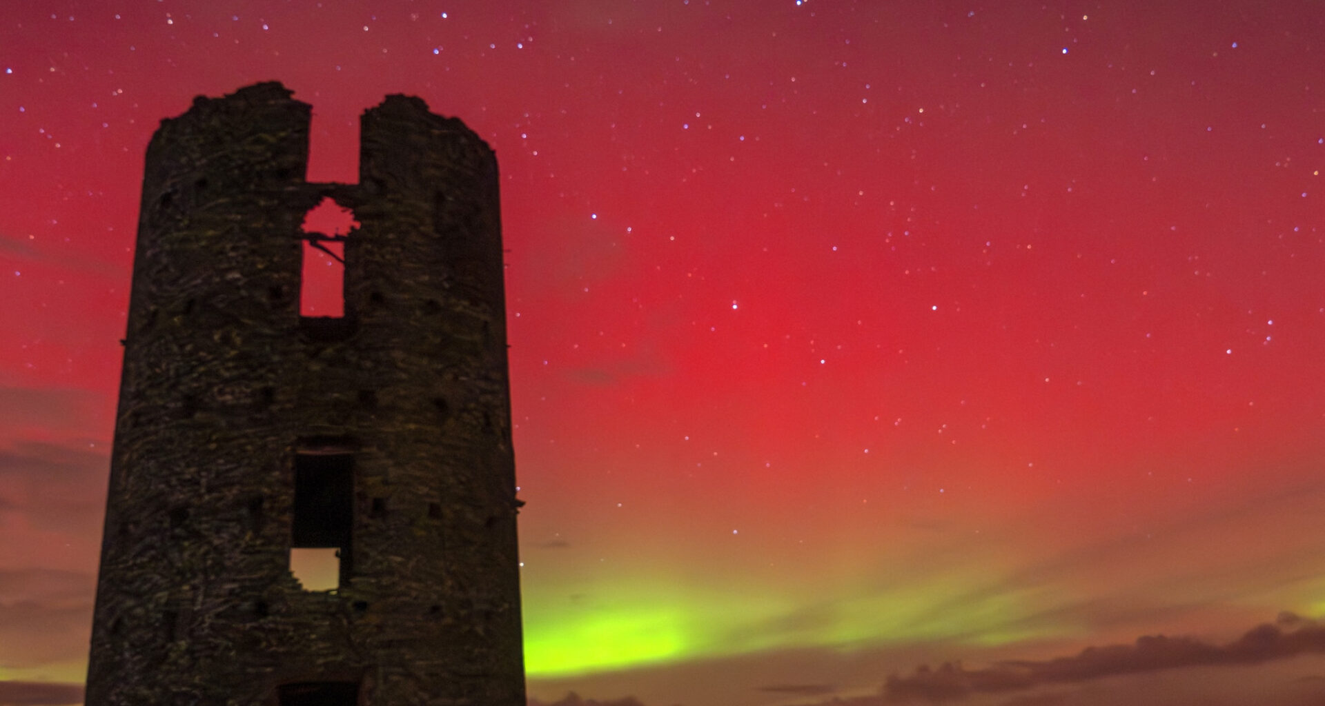 les images impressionnantes des aurores boréales qui ont illuminé le ciel en France et en Europe cette nuit