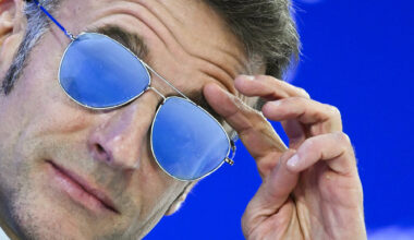 pourquoi Emmanuel Macron porte-t-il encore des lunettes de soleil à Davos ?