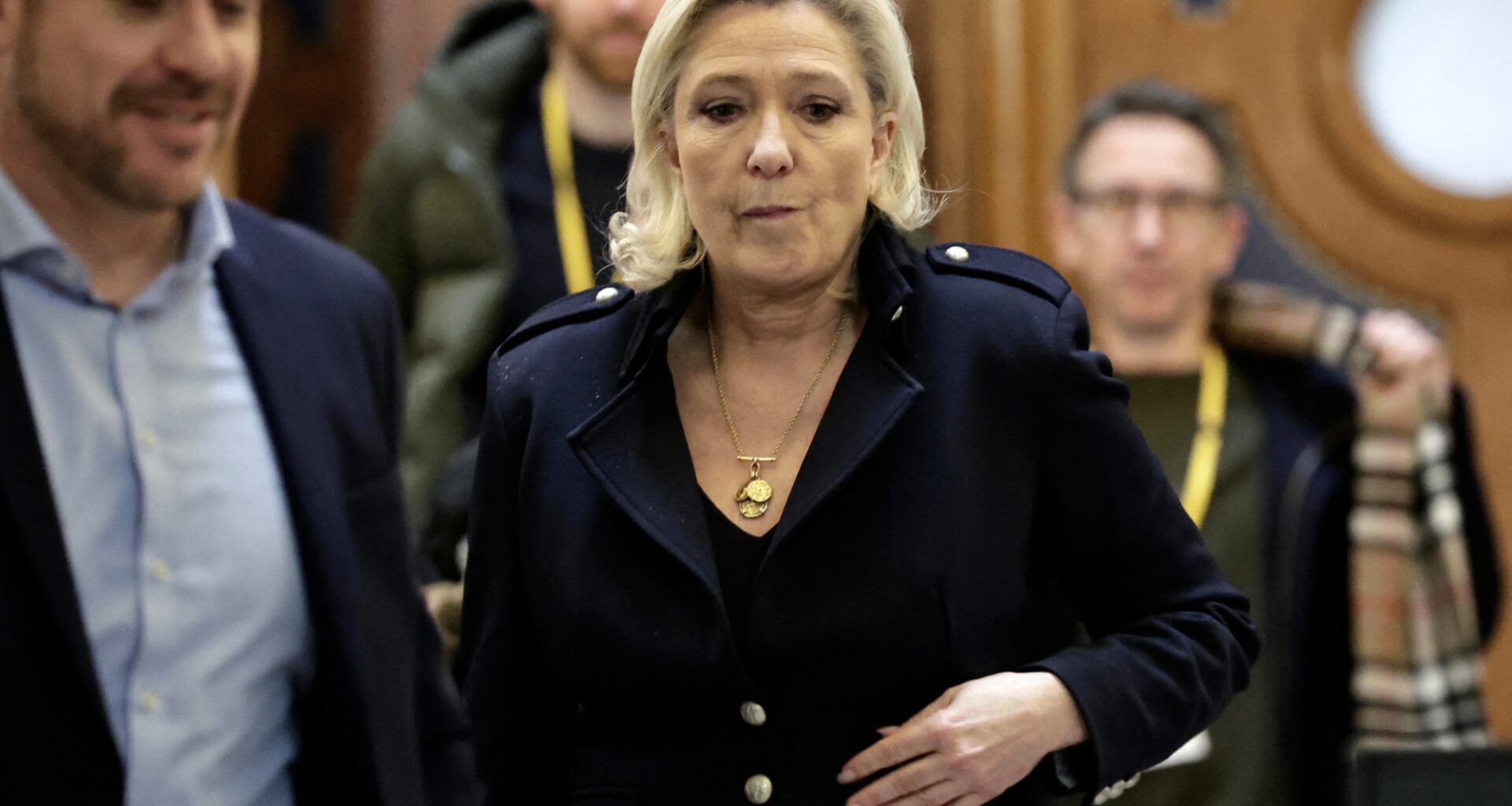 EN DIRECT - Marine Le Pen : "En travaillant pour les députés européens, les assistants travaillent indirectement pour le parti"