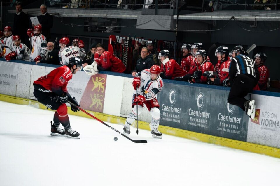 On remarque l'agilité de l'arbitre...