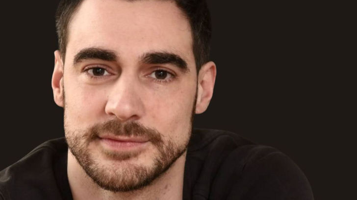 Après avoir alerté sur des complications graves liées aux implants anti-hernies, Arnaud Denis a porté plainte contre X pour blessures involontaires devant le parquet de Paris.