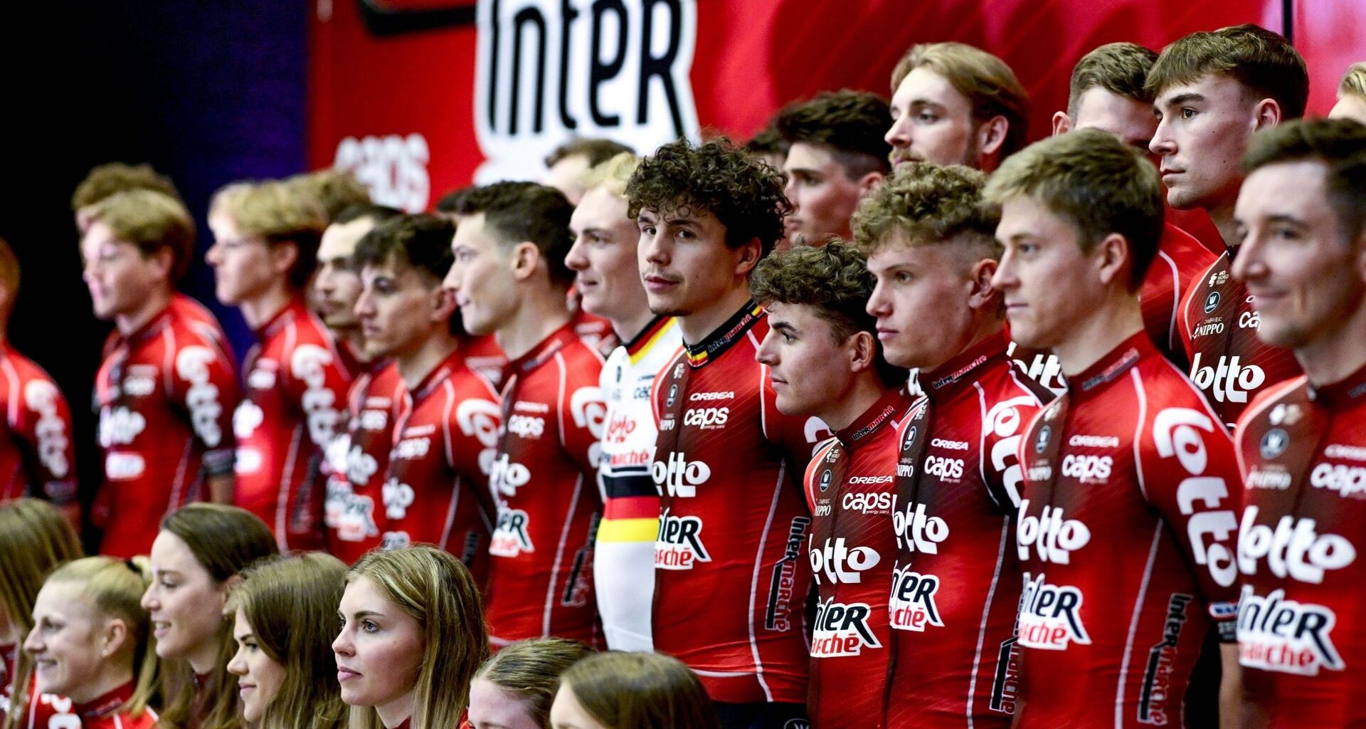 'Très fort, tout le monde le sait mais il garde les pieds sur terre' : les coéquipiers d’Arnaud De Lie conquis par leur leader