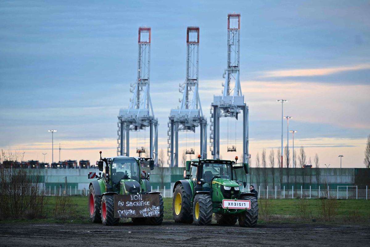 les agriculteurs protestent avec un barrage filtrant sur le port du Havre