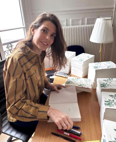 Charlotte Casiraghi, alors qu’elle découvre les premiers exemplaires de son livre « La fêlure », à paraître le 29 janvier aux éditions Julliard.