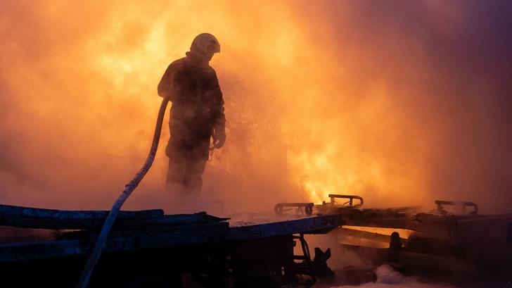 Un membre des services d’urgence ukrainiens s’efforce d’éteindre un incendie sur le site d’une attaque aérienne à Kiev, le 24 janvier 2026.