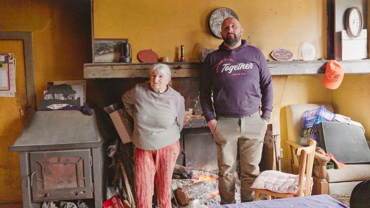Jérôme Bayle et sa mère, Lucienne, dans la ferme familiale.