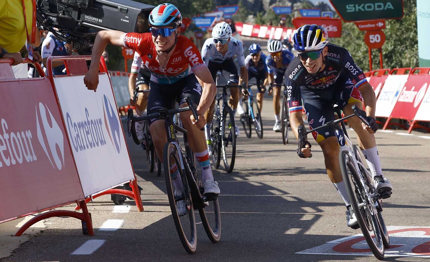 Lennert Van Eetvelt en course lors de la Vuelta 2025