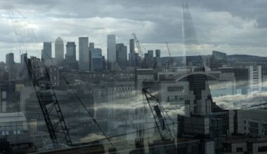 La croissance des salaires au Royaume-Uni ralentit à 4,5 % sur trois mois jusqu'à novembre, selon l'ONS