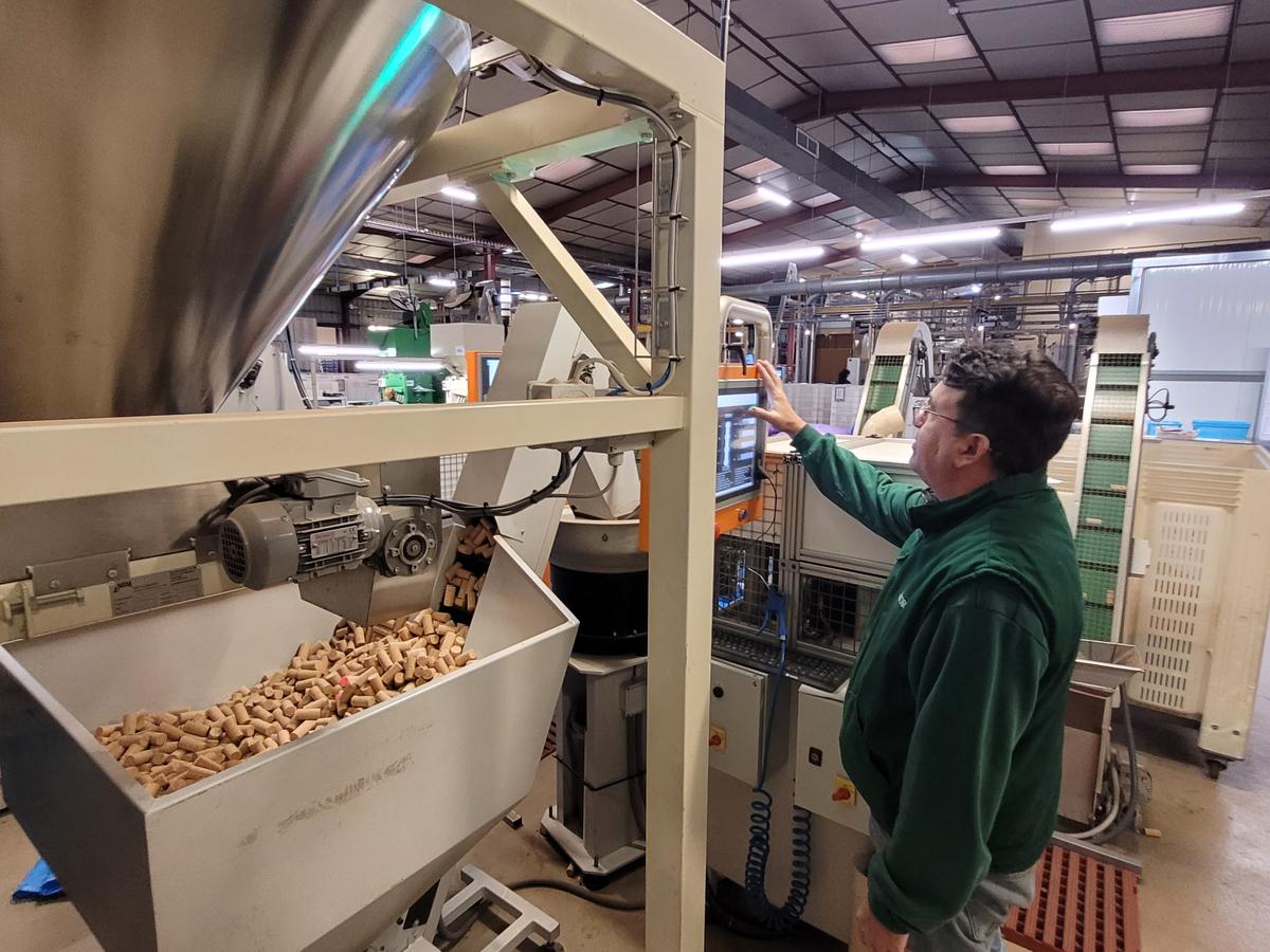 Des machines utilisent l’intelligence artificielle pour sélectionner les bouchons au plus près des exigences des clients.