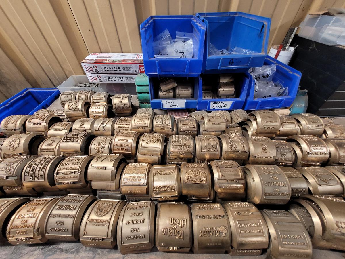 Les plaques des châteaux clients sont chauffées pour brûler les bouchons en surface lors de la phase de marquage.