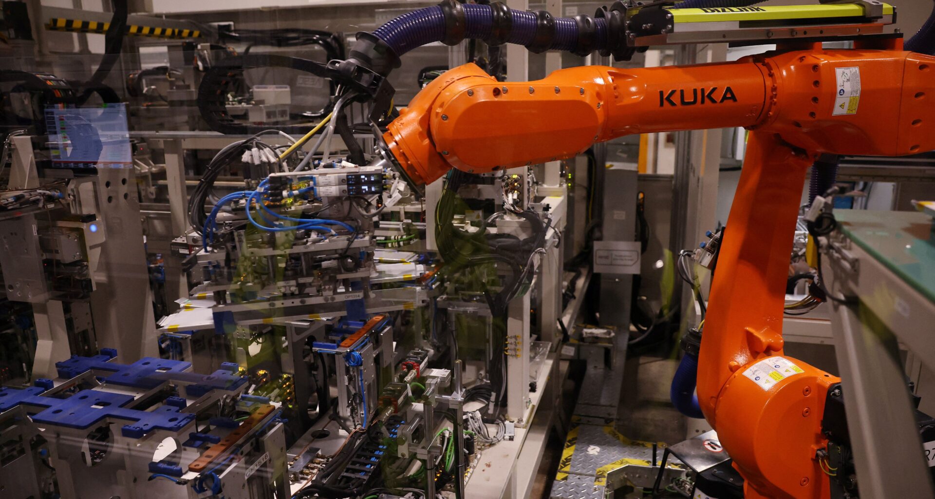 La baisse des commandes industrielles au Royaume-Uni ralentit, mais les attentes en matière de prix s'envolent, selon la CBI