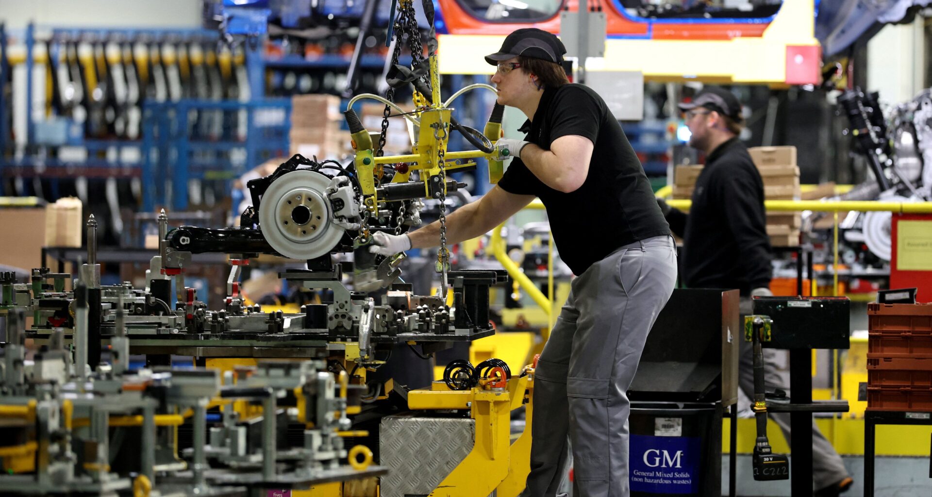 La production de véhicules au Royaume-Uni chute de près de 16 % lors de l'année la plus difficile d'une génération, selon la SMMT