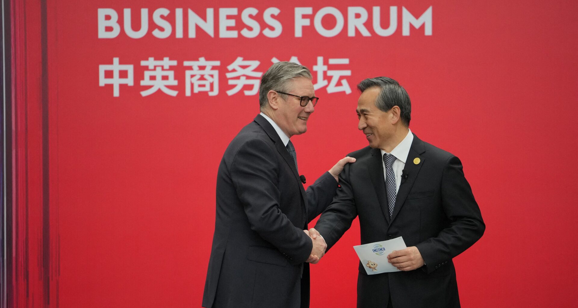 Trump met en garde le Royaume-Uni contre les liens avec la Chine, Starmer salue une relance des relations