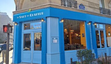 une table colorée et voyageuse dans le 14e arrondissement