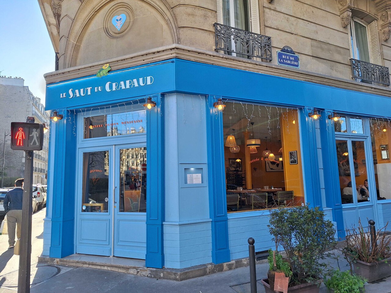 une table colorée et voyageuse dans le 14e arrondissement