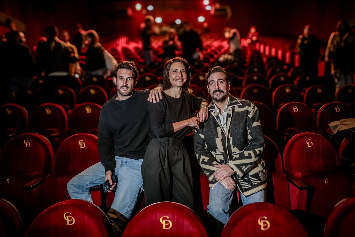 Maxime Gasteuil (à droite) avec Benjamin Demay et Fanny de la Croix, dans le théâtre du château Descas dont ils assurent désormais la direction artistique, à Bordeaux.