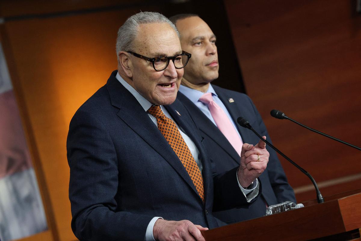 le Sénat américain vote une résolution pour limiter les pouvoirs militaires de Donald Trump, suscitant sa colère