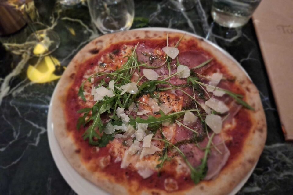 Chez Tornello, les amateurs de pizzas apprécieront celles au levain de Tornello