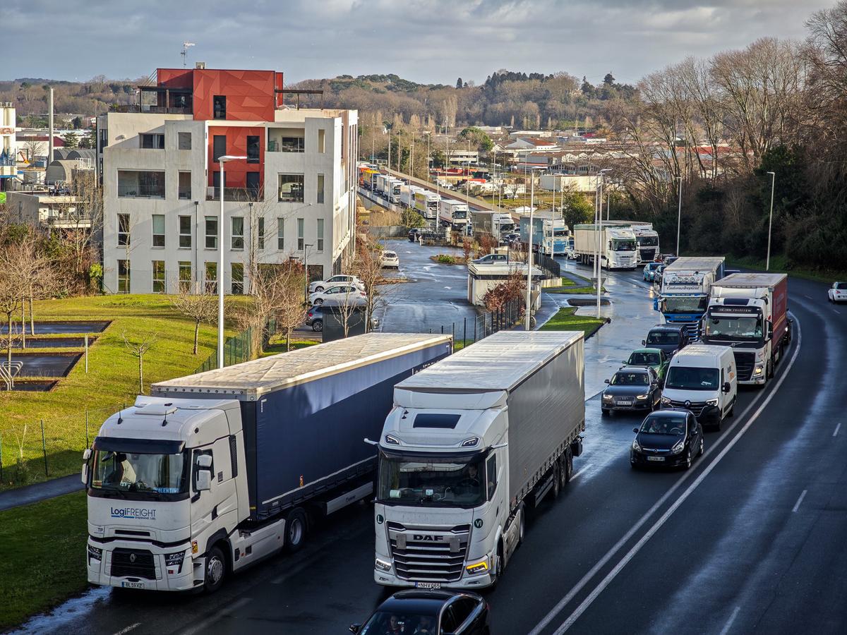 Colère des agriculteurs sur l’A63 : à Bayonne, la galère des automobilistes et chauffeurs routiers - Sud Ouest