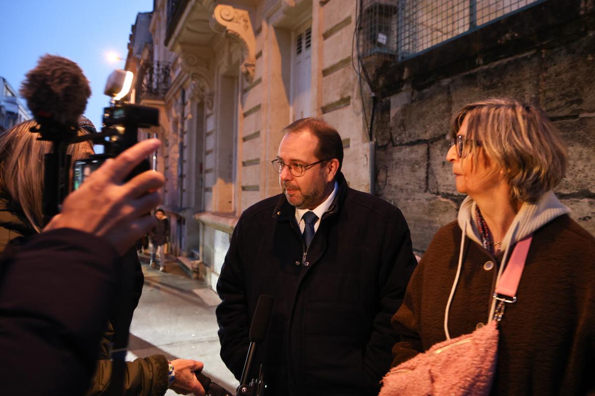 Le directeur coordinateur de l&rsquo;&eacute;tablissement, Olivier Riant, est venu &agrave; la rencontre des manifestants devant l&rsquo;&eacute;cole Saint-Gen&egrave;s, ce mardi 13&nbsp;janvier au matin.