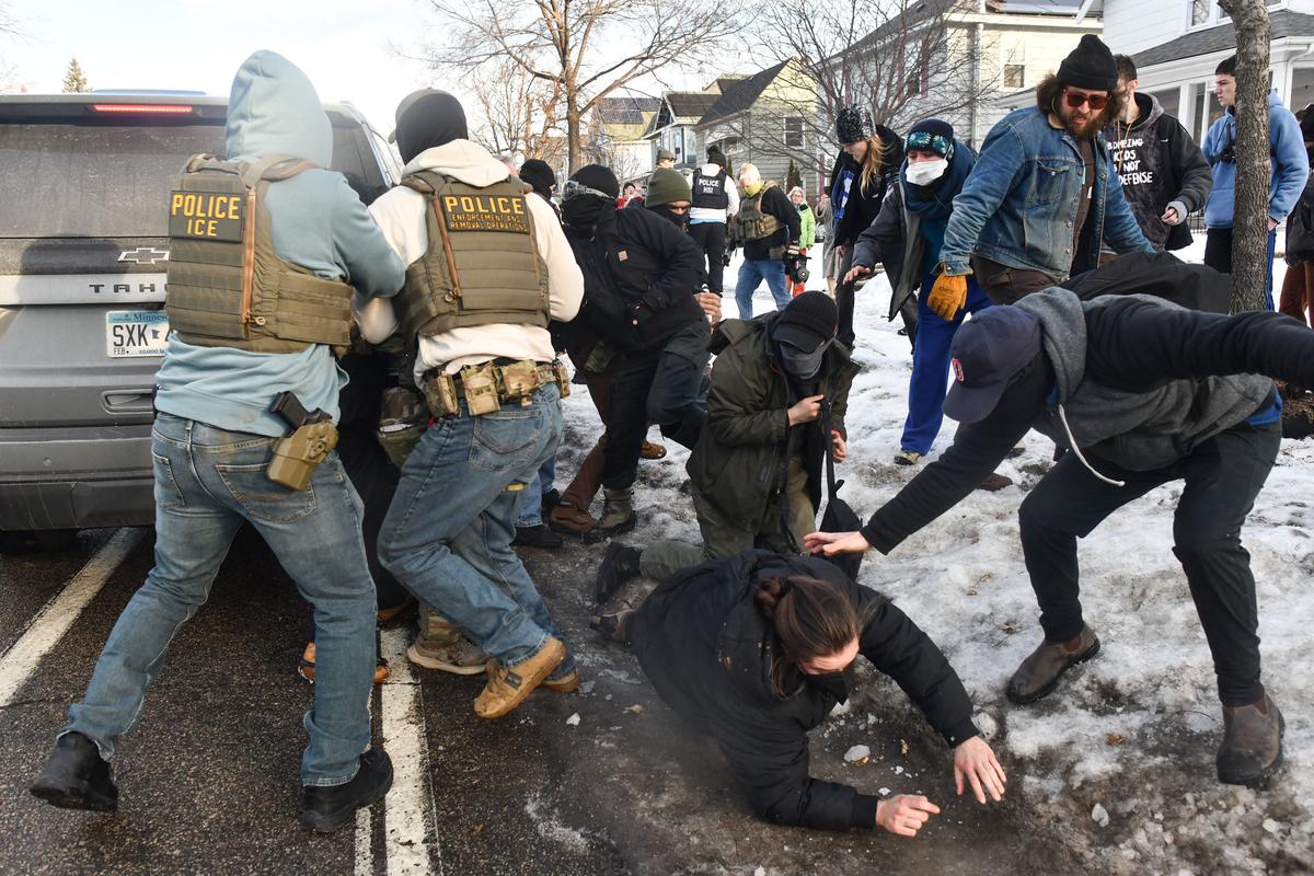 un rejet croissant des méthodes des agents de l’ICE, la police de l’immigration