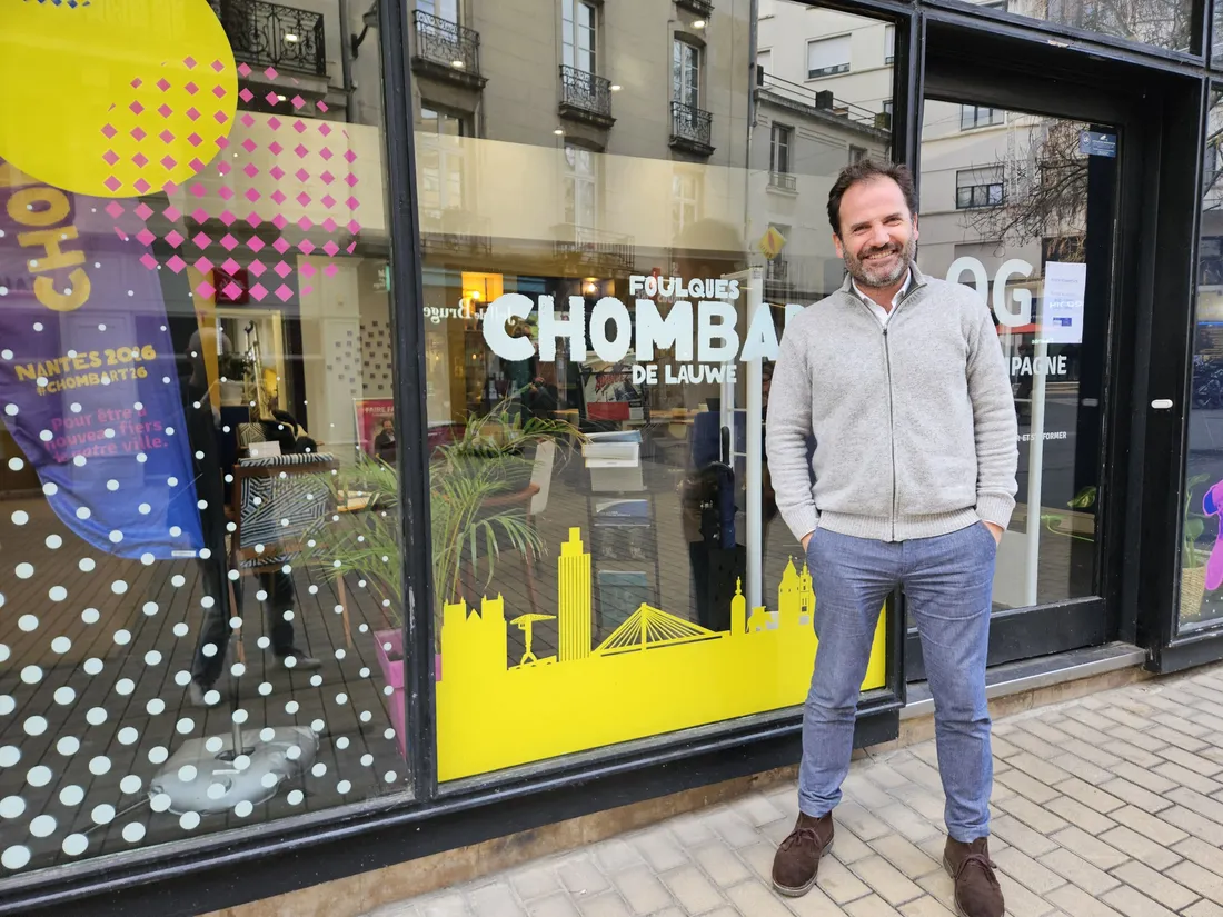 Foulques Chombart de Lauwe devant son QG de campagne, à Nantes. 