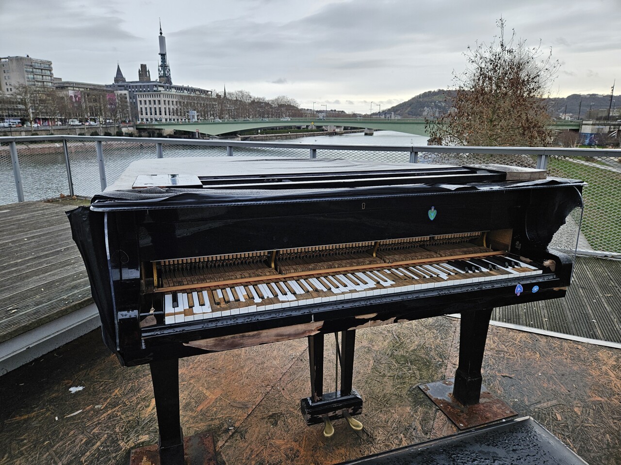 Le piano en libre accès sur les quais de Rouen a connu une (courte) deuxième vie