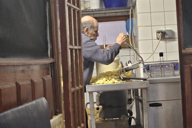 Mohamed se fait plus discret en cuisine derrière la petite porte en vitraux. (© Mathias Souteyrat / actu.fr)