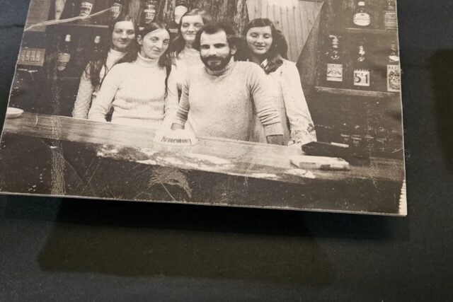 Louise et Mohamed Belala ont ouvert le restaurant La Friterie en 1973, une institution historique, dans le centre-ville stéphanois.  (© Mathias Souteyrat / actu.fr)