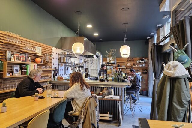Le cadre est sympa, moderne, avec une arrière-salle pour manger tranquille.  (© Mathias Souteyrat / actu.fr)
