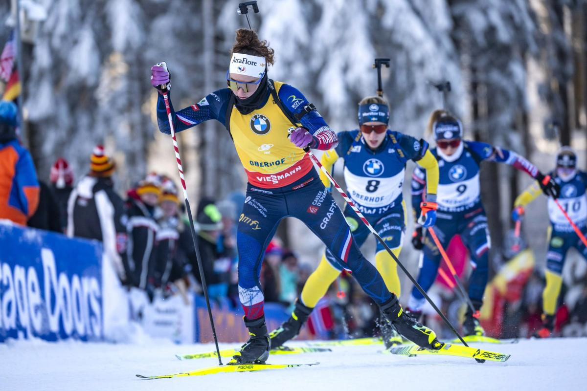 Tir chancelant et ski lent, Lou Jeanmonnot ne profite pas de la méforme de certaines rivales mais reste en tête du classement général de la Coupe du monde - L'Équipe
