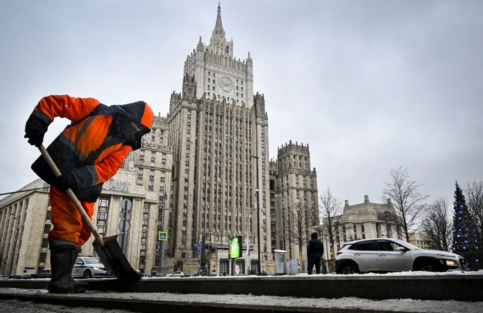 Un employé municipal déblaye la neige devant le siège du ministère russe des Affaires étrangères à Moscou, le 14 janvier 2025. (Photo d'archive)