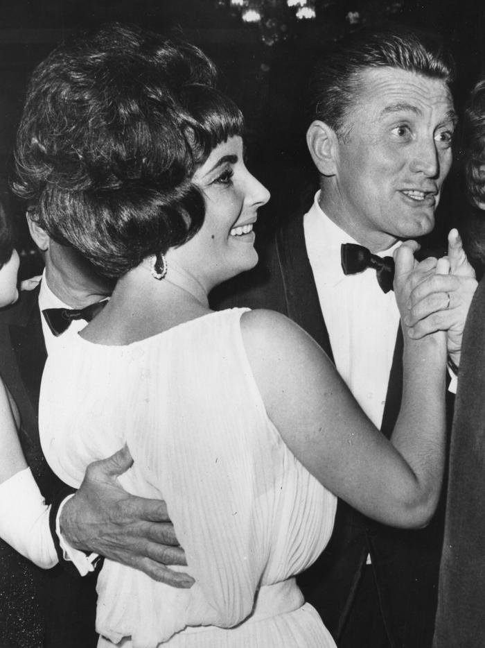 Elizabeth Taylor, ici aux côtés de Kirk Douglas, à la première de « Spartacus » à Rome, en 1960
