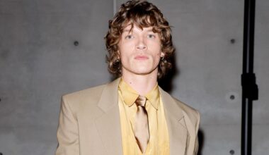 "Heated Rivalry" : les acteurs incarnent l’allure Saint Laurent à la Fashion Week de Paris