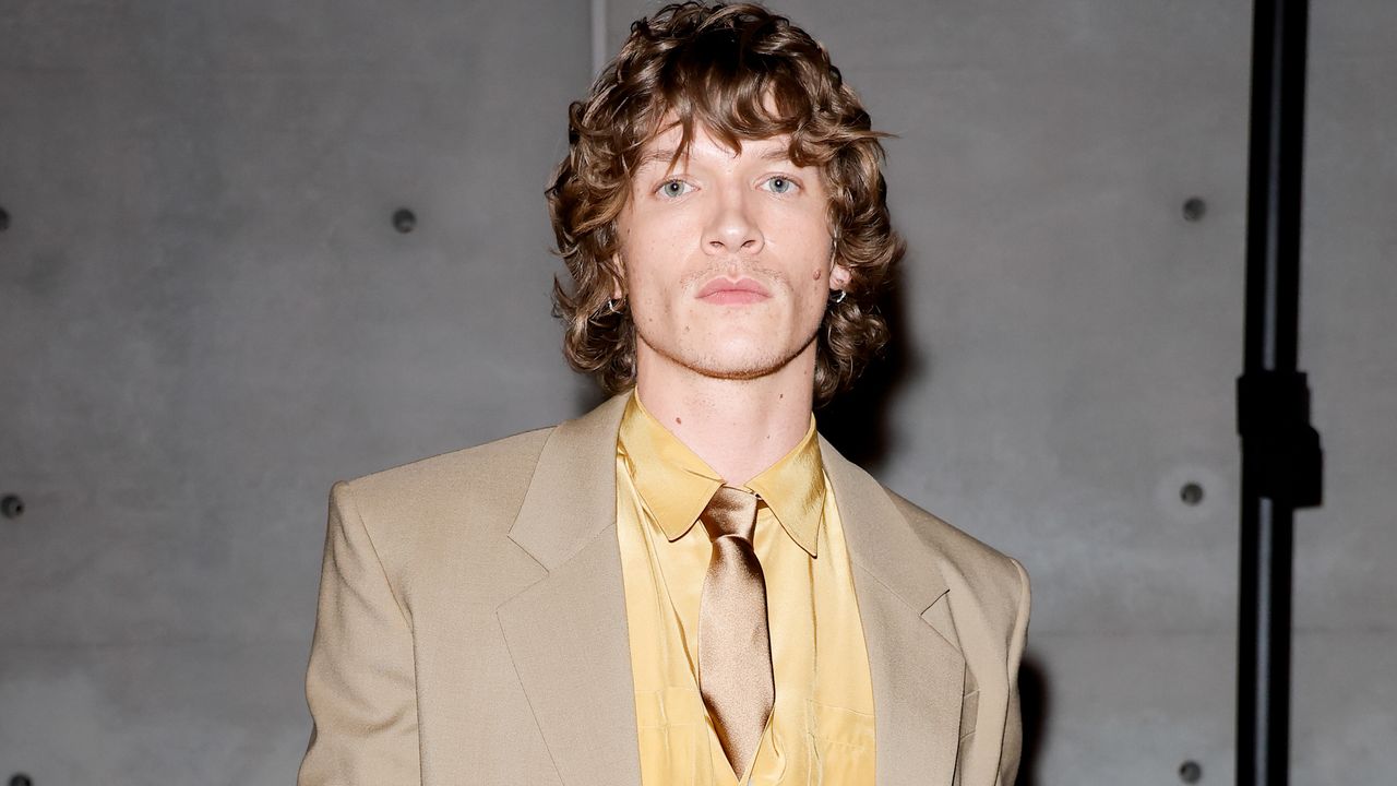 "Heated Rivalry" : les acteurs incarnent l’allure Saint Laurent à la Fashion Week de Paris