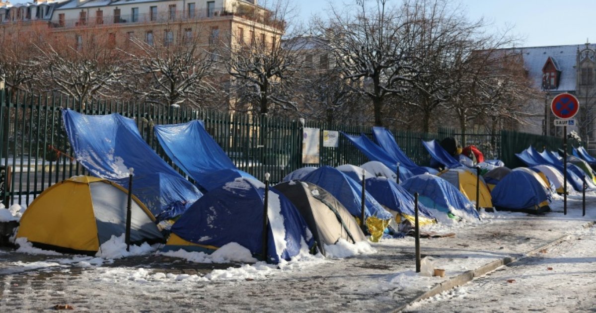 A Paris, des nuits en "mode survie" pour les jeunes migrants transis de froid : Actualités