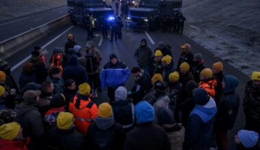 Du fumier et des tracteurs: barrages d'agriculteurs autour de Toulouse malgré l'interdiction : Actualités
